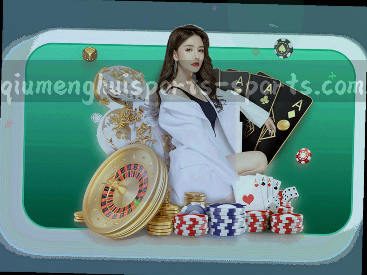 夜赛球场边线与战术板局部，冷调灯光落在草皮纹理上